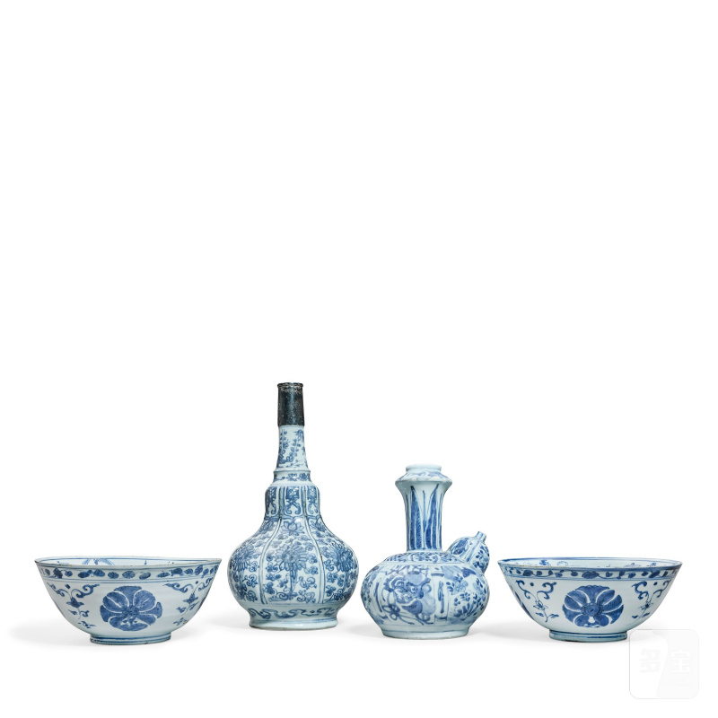 明晚期 青花水煙座、軍持及盌兩件 | A BLUE AND WHITE HOOKAH BASE, A BLUE AND WHITE KENDI AND A NEAR PAIR OF BLUE AND WHITE BOWLS - 图1